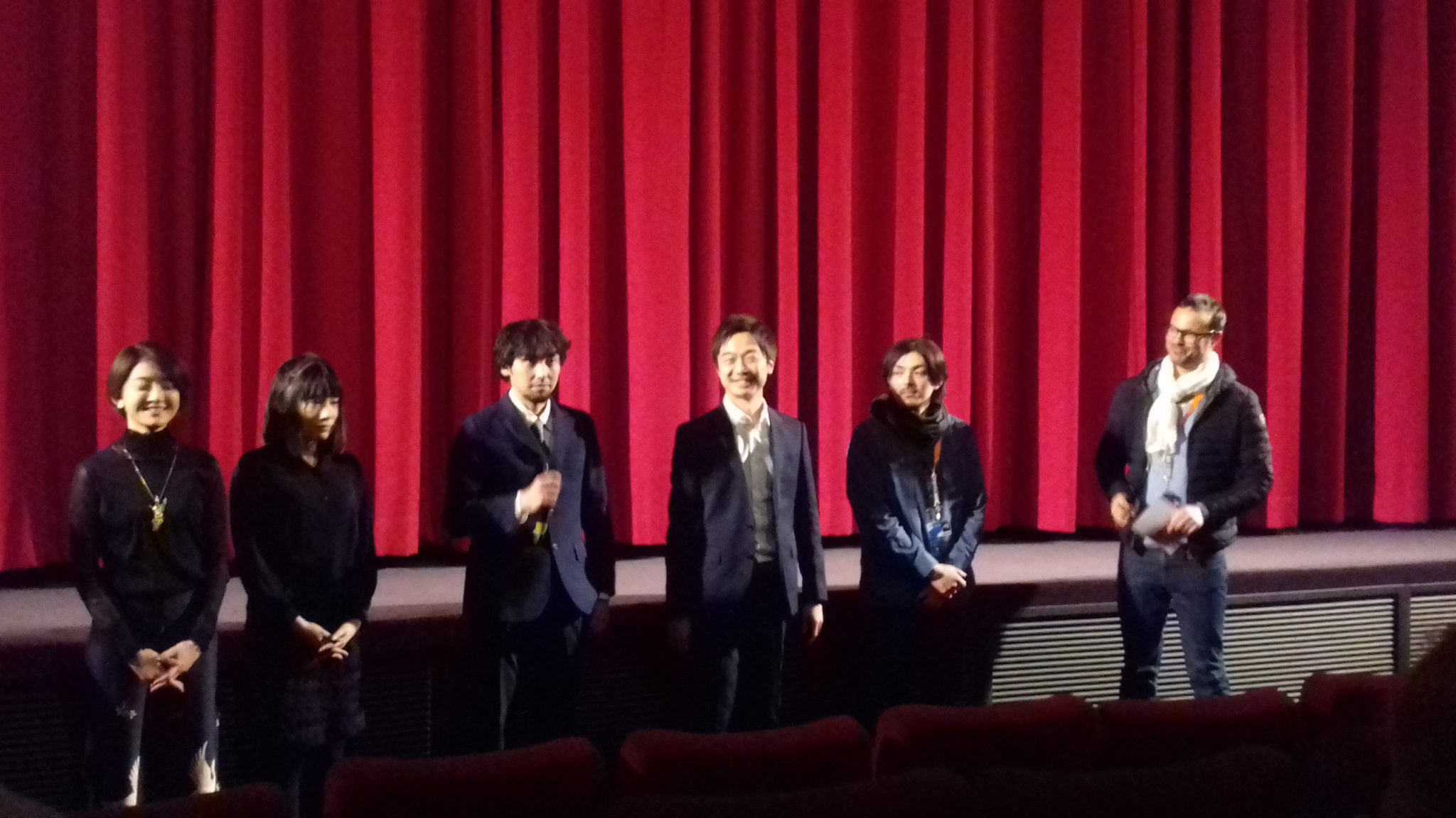 Filmo „Trys šviesos“ (jap. „Mittsu no hikari“) pristatymas. Dalyvauja filmo režisierius Kôki Yoshida (antras iš dešinės) ir filmo aktoriai
