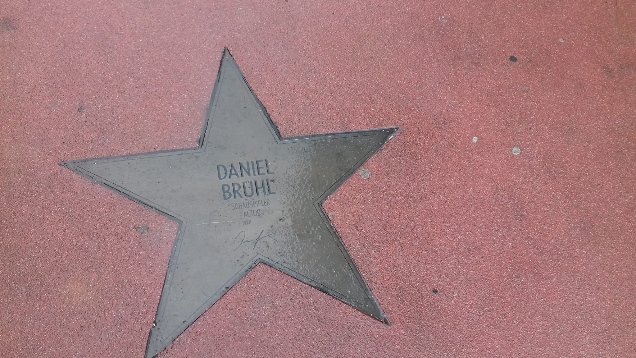 Vokiečių aktoriui Danieliui Brühliui skirta žvaigždė Berlyno žvaigždžių bulvare. Viena iš daugelio.