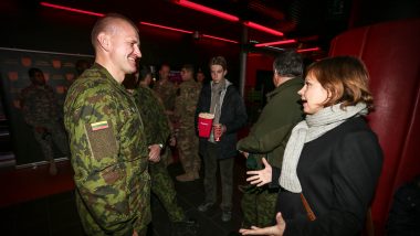 FOTOREPORTAŽAS: Specialios premjeros metu filmą „Įniršis“ stebėjo kariai ir žinomi žmonės (17)