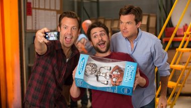 Patrakusioje komedijoje „Kaip atsikratyti boso 2“ žiūrovus juokins Jennifer Aniston, Christopheris Waltzas ir jų kolegos (1)