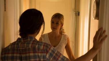 Rosamund Pike trileryje „Saldus kerštas“ iš švelnios slaugės virs šaltakraujiška tobula moterimi (4)