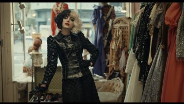 Emma Stone neigia spekuliacijas, kad naujoji „Disney“ kriminalinė komedija „Kruela“ primena Džokerio filmą (2)