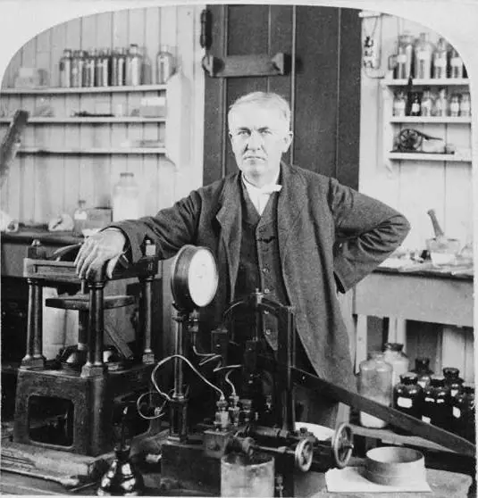 Tomas Edisonas ir jo išradimas - kinetoskopas.
