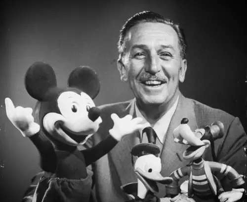 Waltas Disney su savo sukurtais personažais